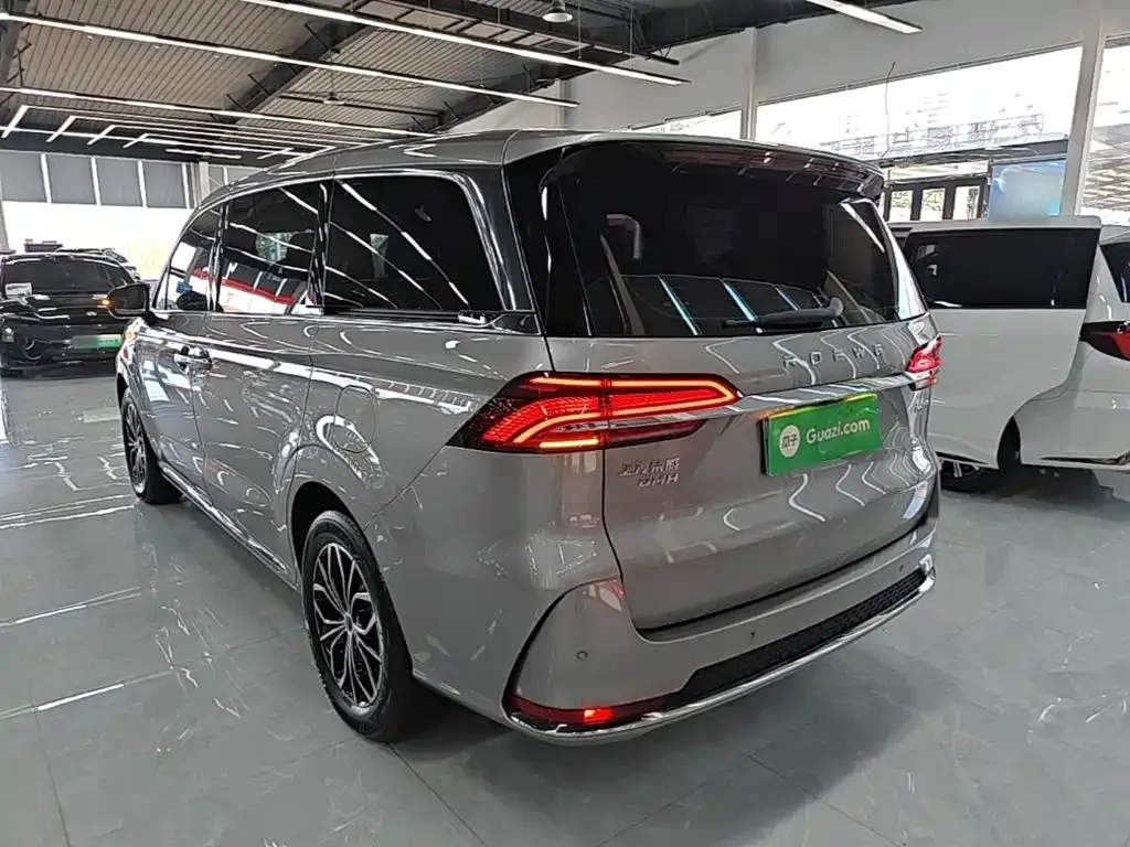 Roewe iMAX8 New Energy — фото 7