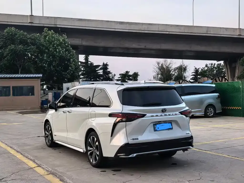 Toyota Granvia — фото 7
