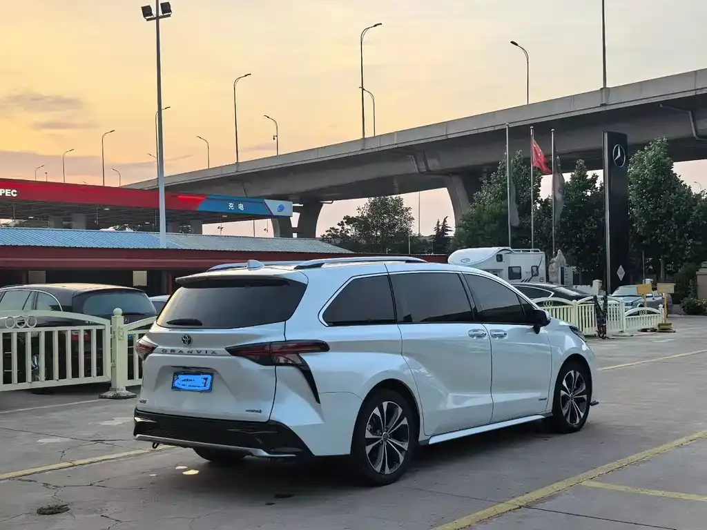 Toyota Granvia — фото 6