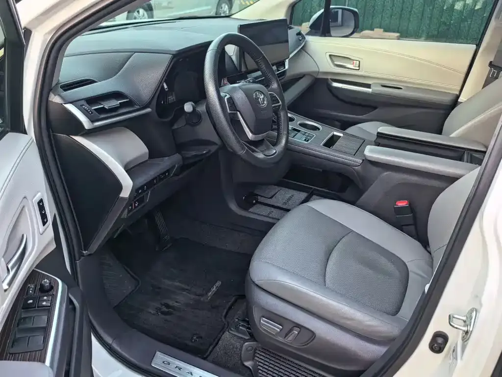 Toyota Granvia — фото 4