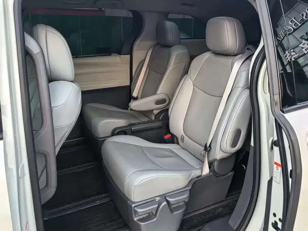 Toyota Granvia — фото 3