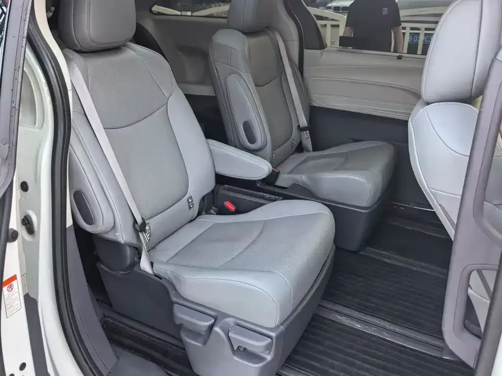 Toyota Granvia — фото 2