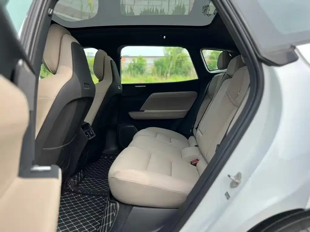 Volvo XC70 Plug-in Hybrid 2025 из CN, фото 2