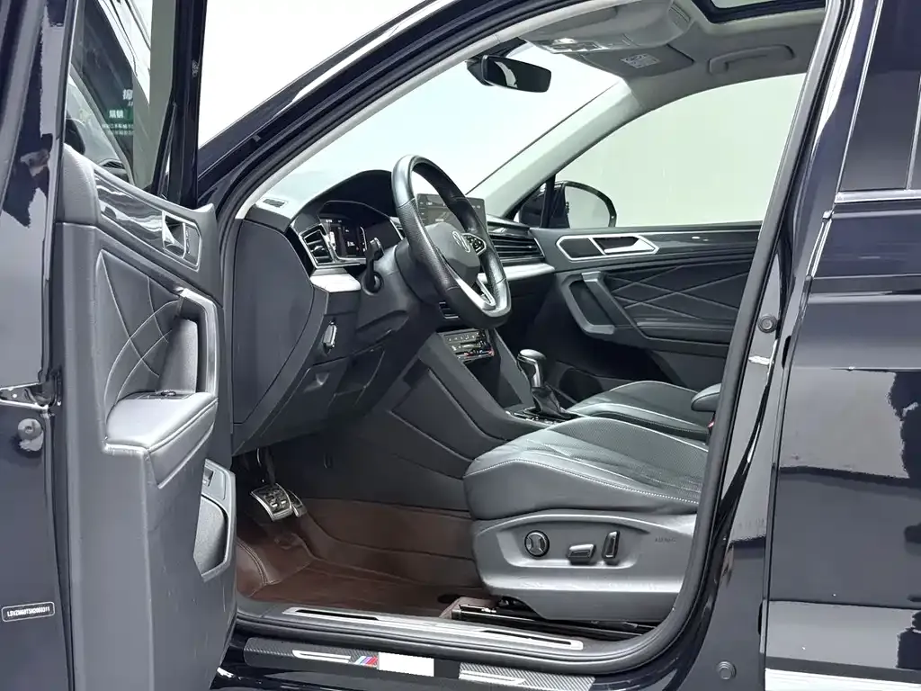 Volkswagen Tiguan L — фото 2