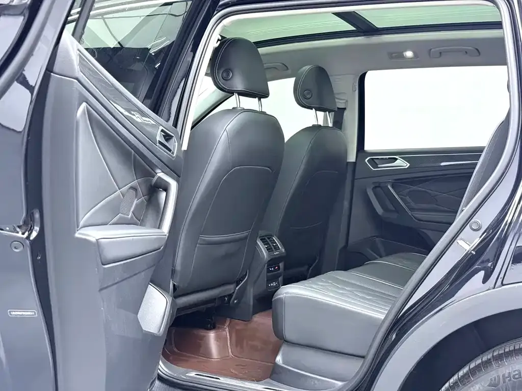 Volkswagen Tiguan L — фото 10
