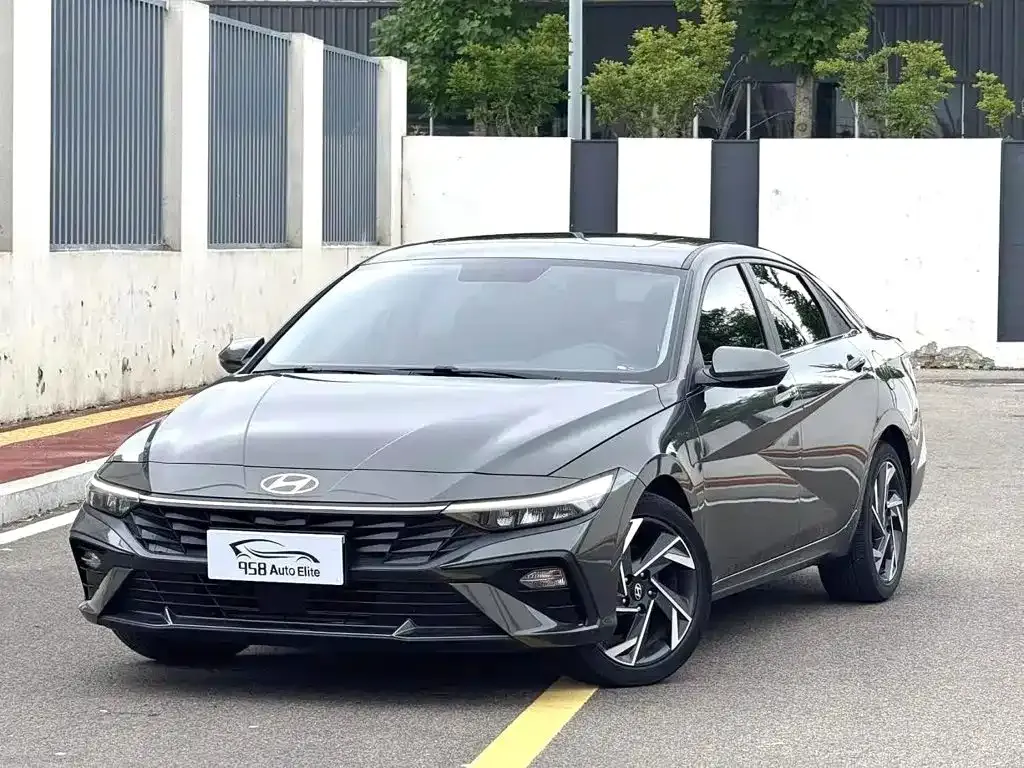 Hyundai Elantra — фото 1