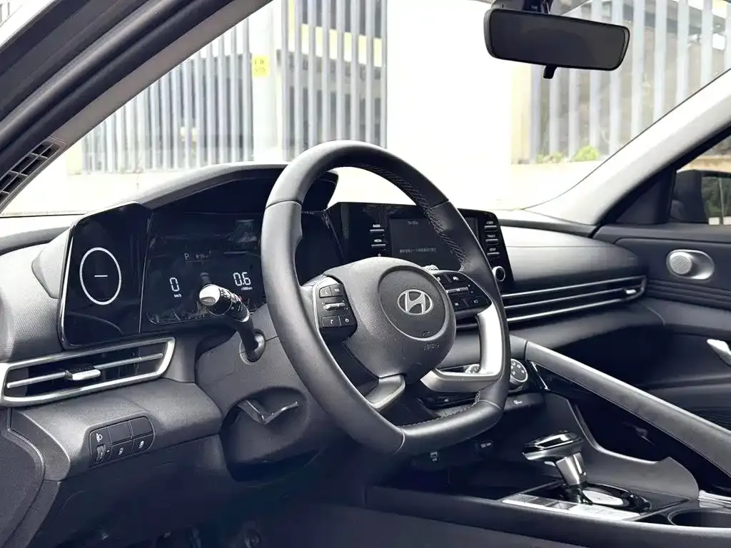Hyundai Elantra — фото 3