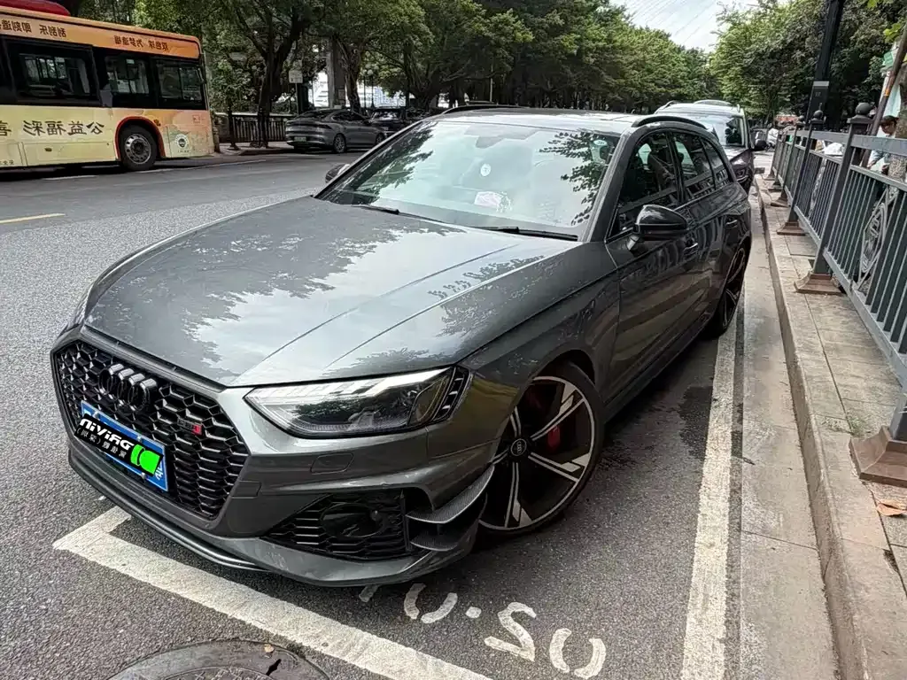 Audi RS 4 — фото 1