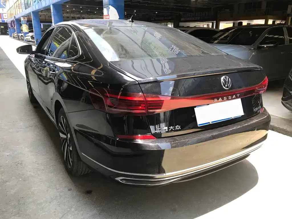 Volkswagen Passat — фото 10