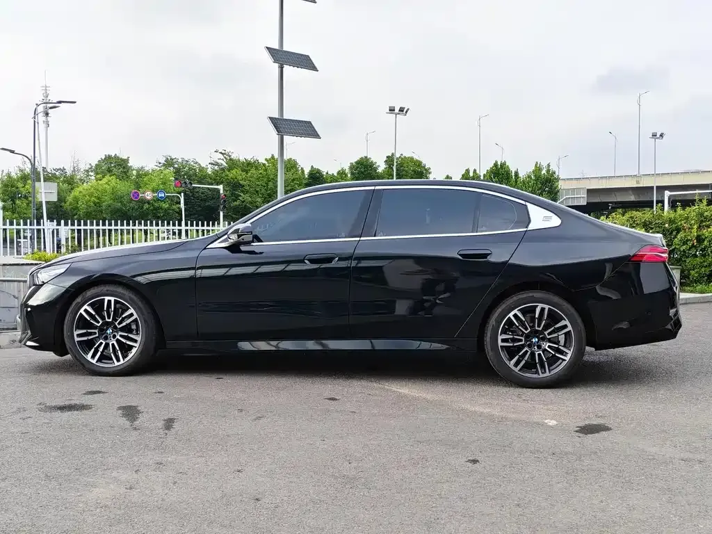 BMW 5 Series — фото 2