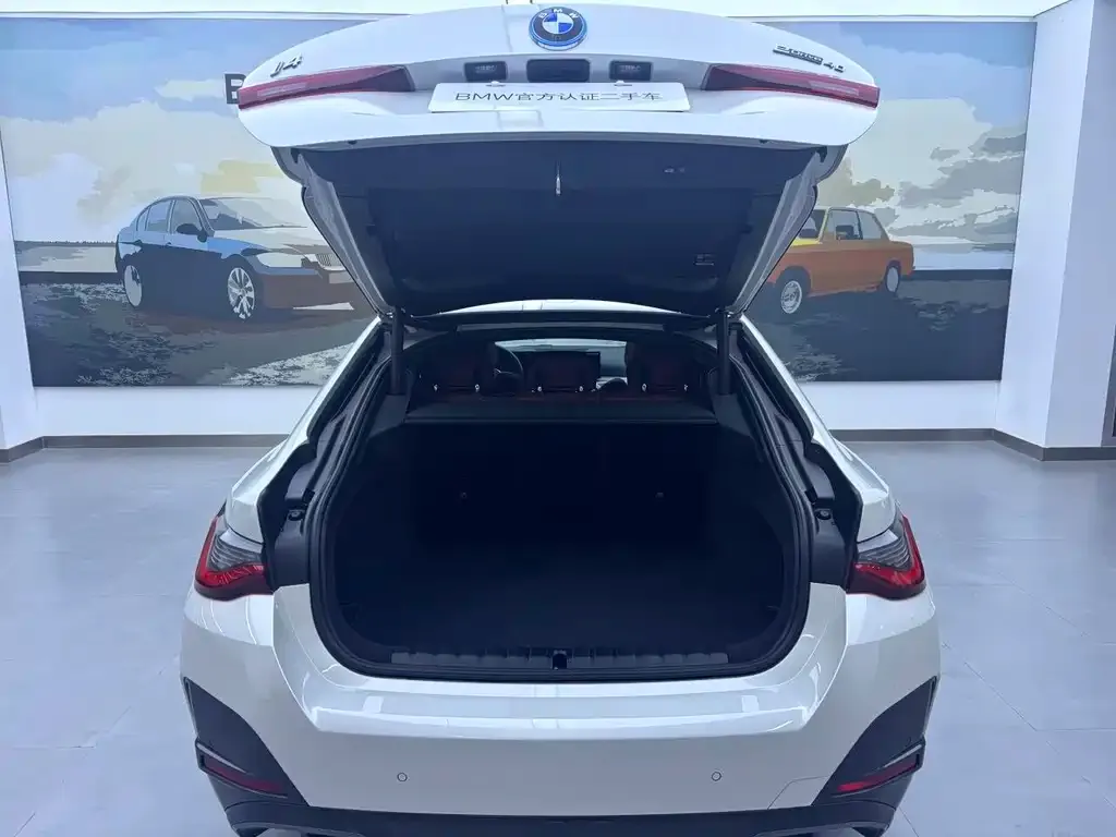 BMW i4 — фото 10