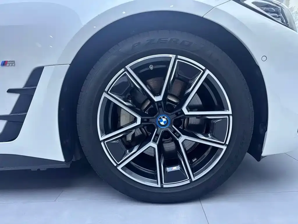 BMW i4 — фото 8