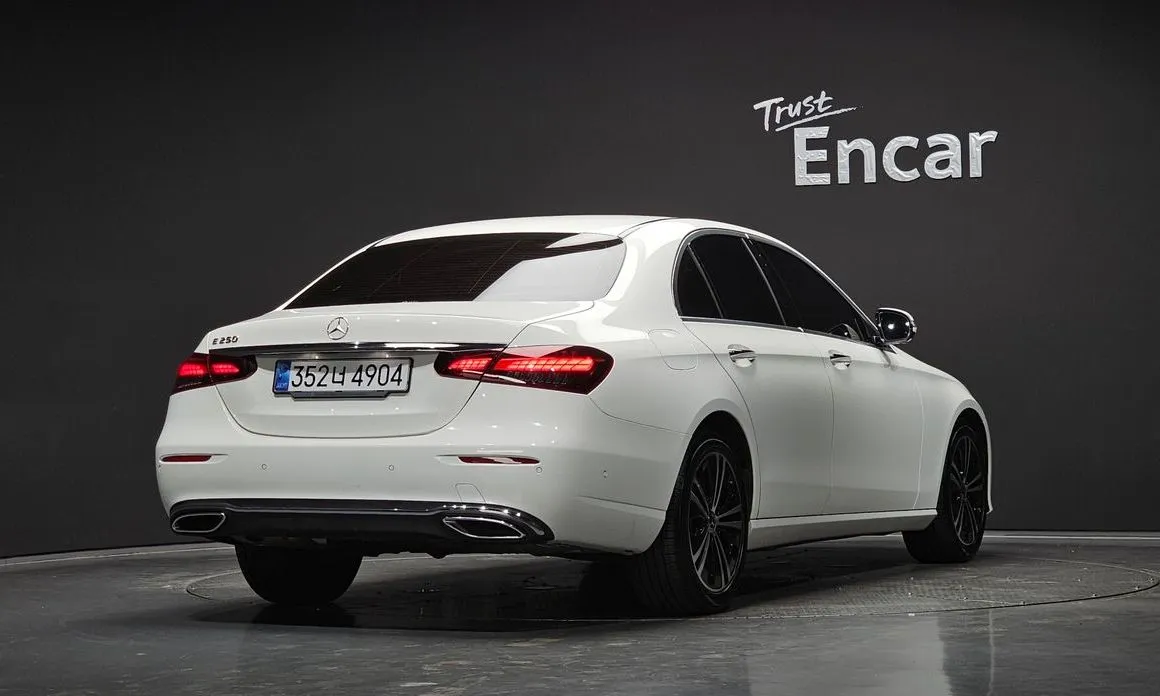 Mercedes-Benz E-Class — фото 7