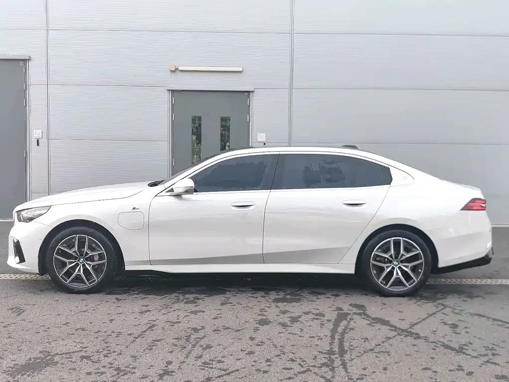 BMW i5 — фото 5