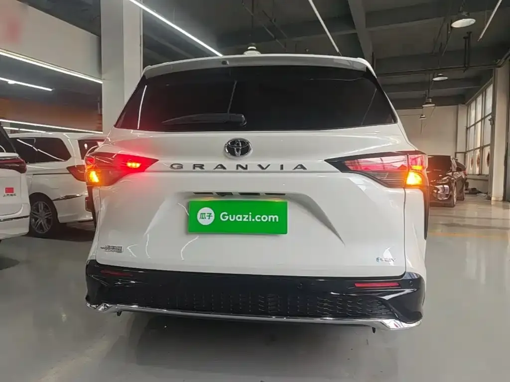 Toyota Granvia — фото 2