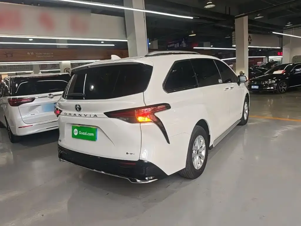 Toyota Granvia — фото 10