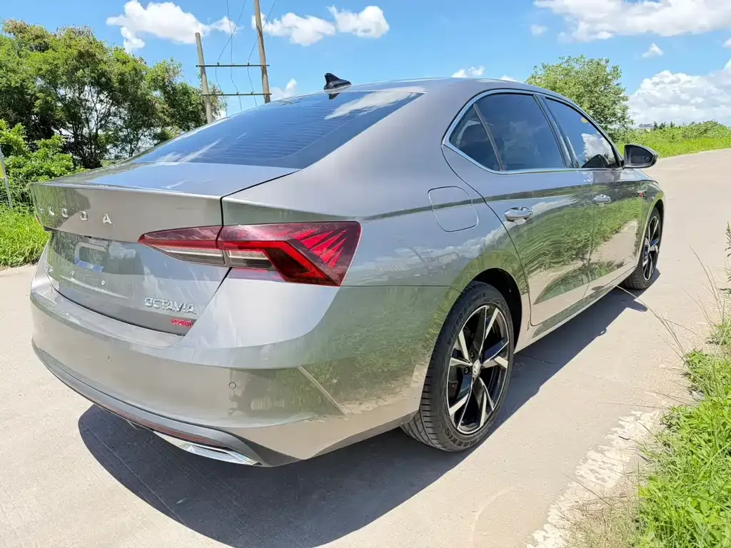 Skoda Octavia — фото 2