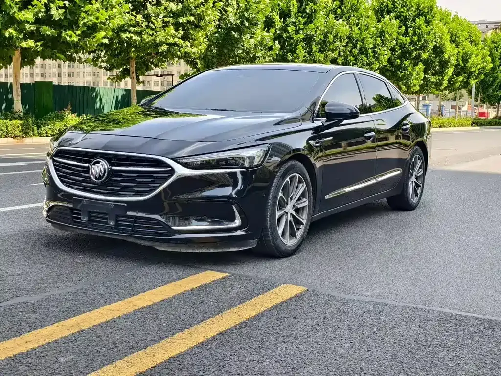 Buick LaCrosse — фото 1