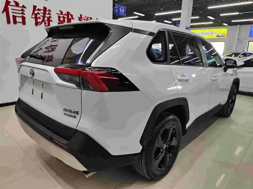 Toyota RAV4 — фото 3