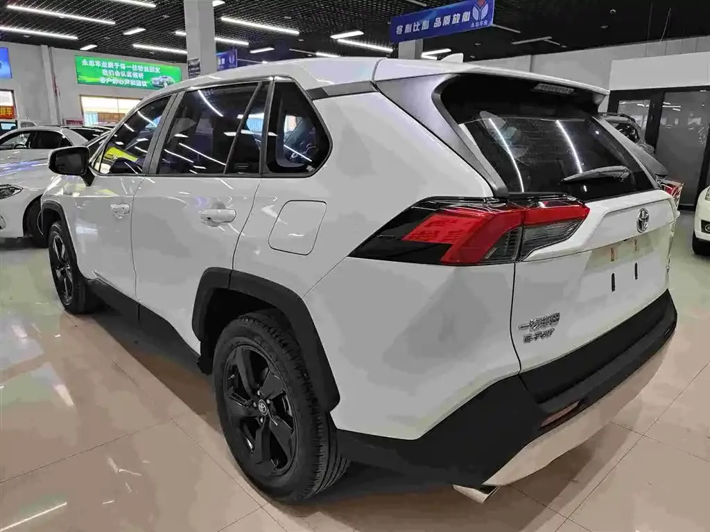 Toyota RAV4 — фото 9