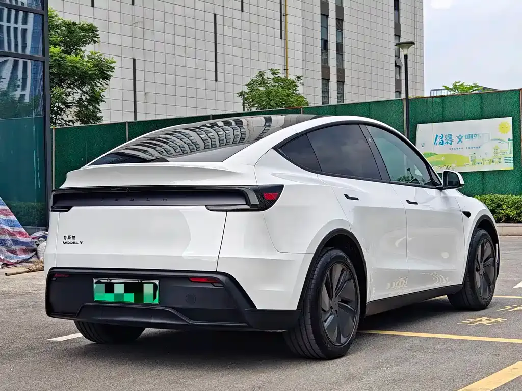 Tesla Model Y — фото 8