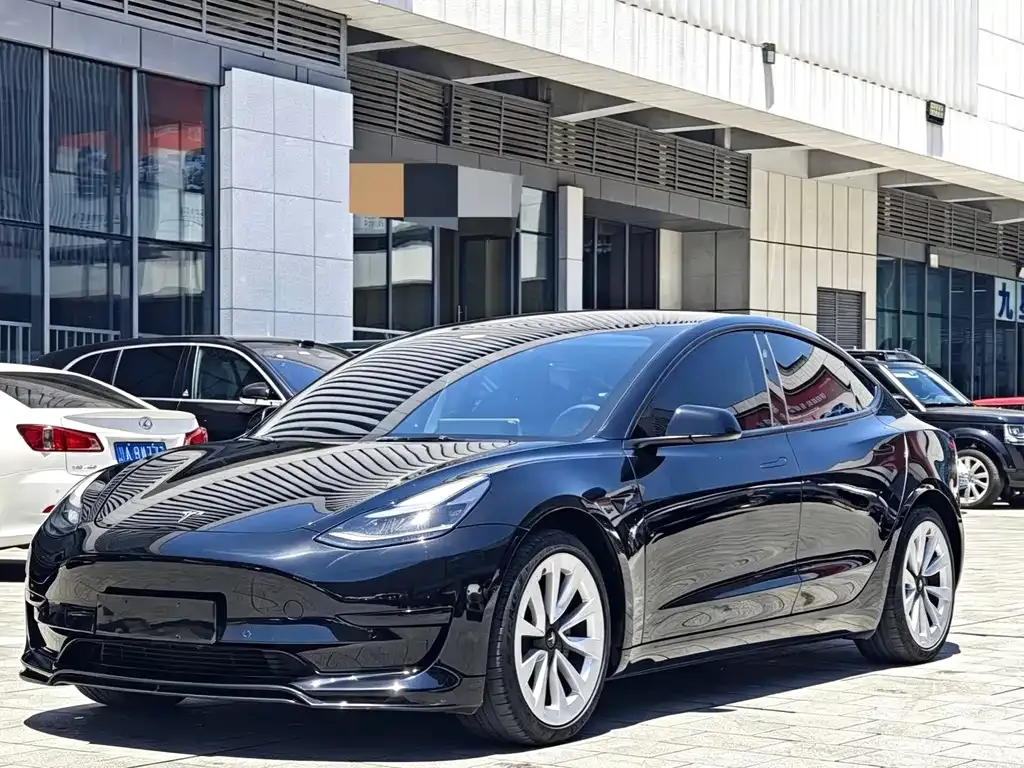 Tesla Model 3 — фото 1
