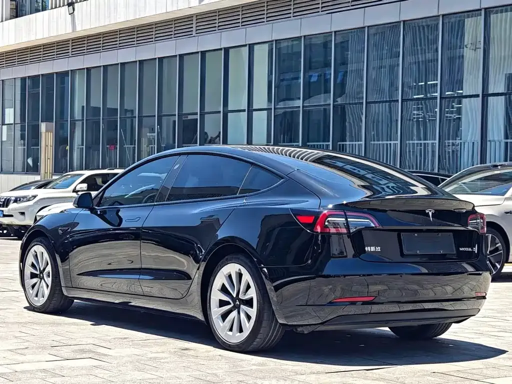 Tesla Model 3 — фото 7