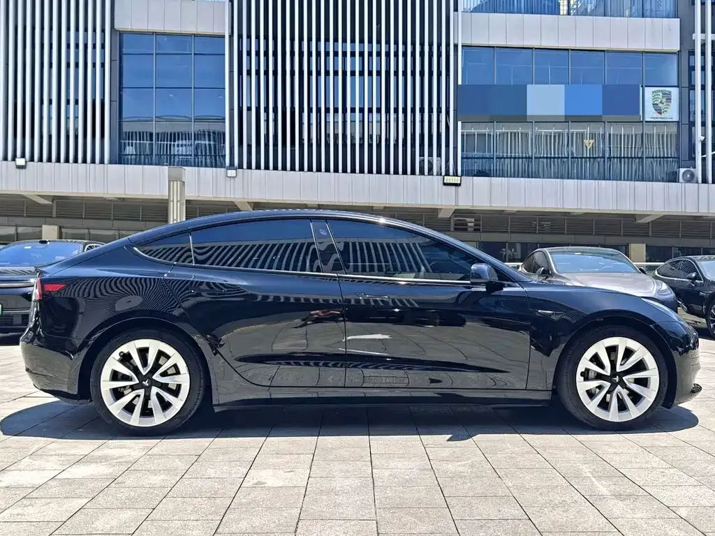 Tesla Model 3 — фото 9