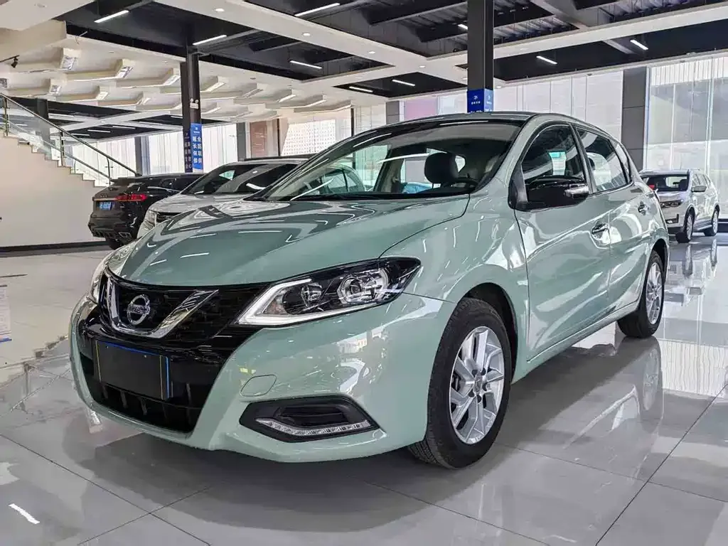 Nissan Tiida — фото 1