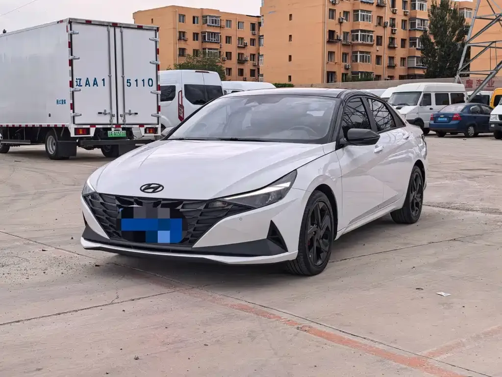 Hyundai Elantra — фото 1