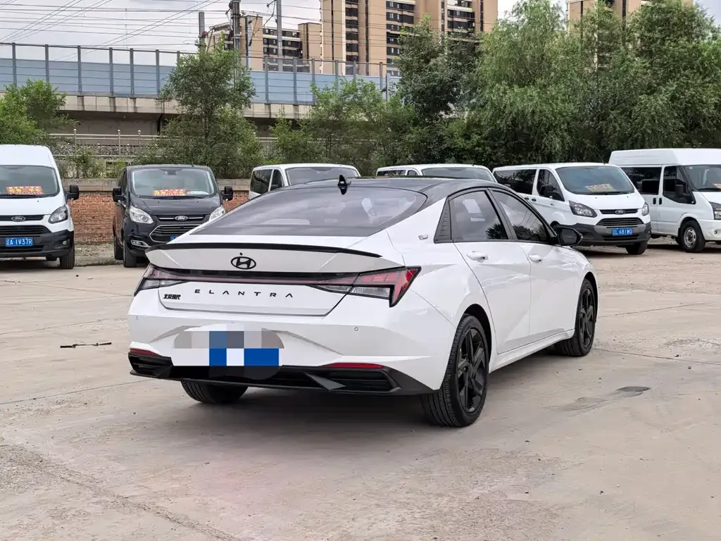 Hyundai Elantra — фото 3