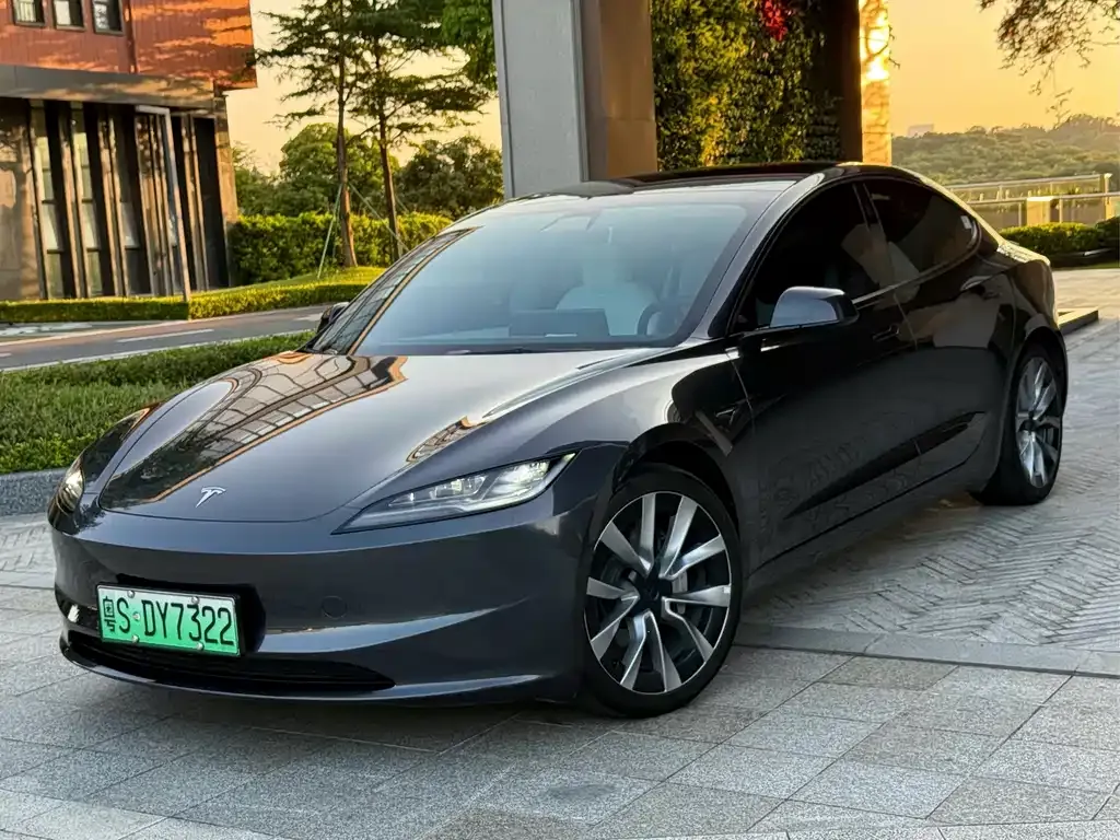 Tesla Model 3 — фото 1