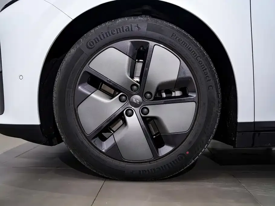 Li Auto i8 — фото 7