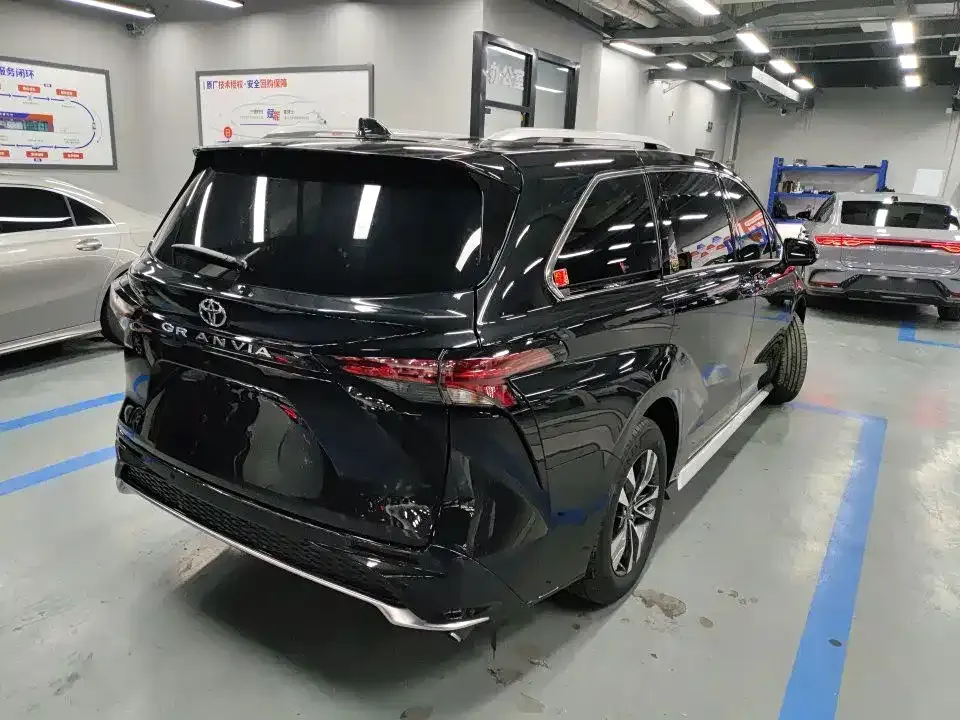 Toyota Granvia — фото 6
