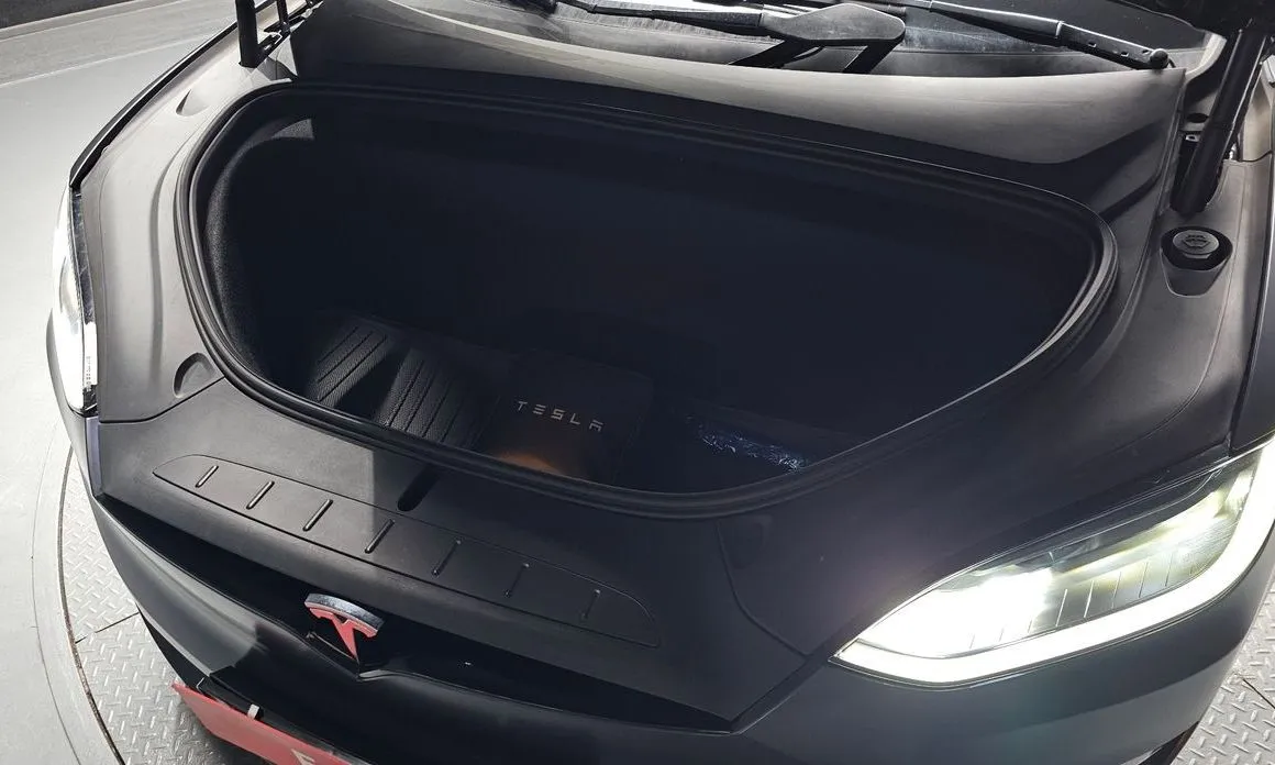 Tesla Model X — фото 4