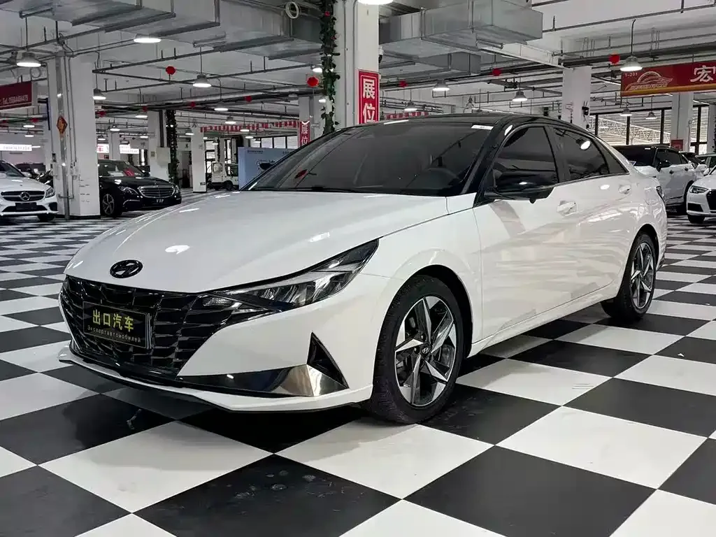 Hyundai Elantra — фото 1