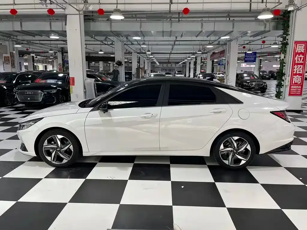 Hyundai Elantra — фото 3