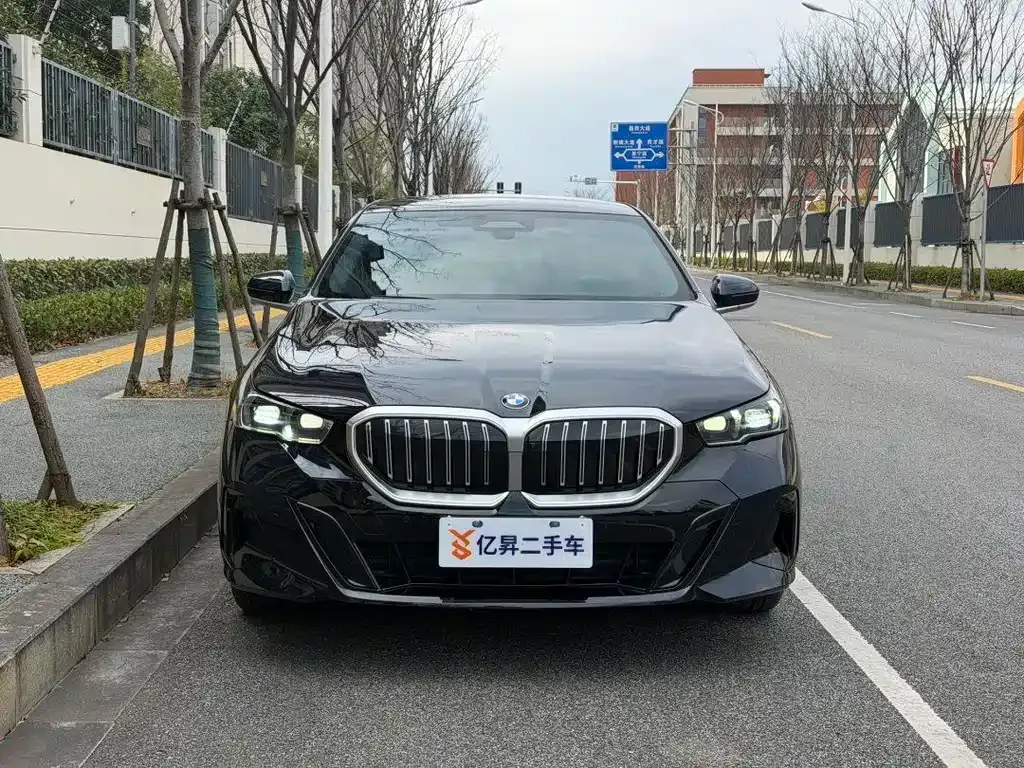BMW 5 Series — фото 1