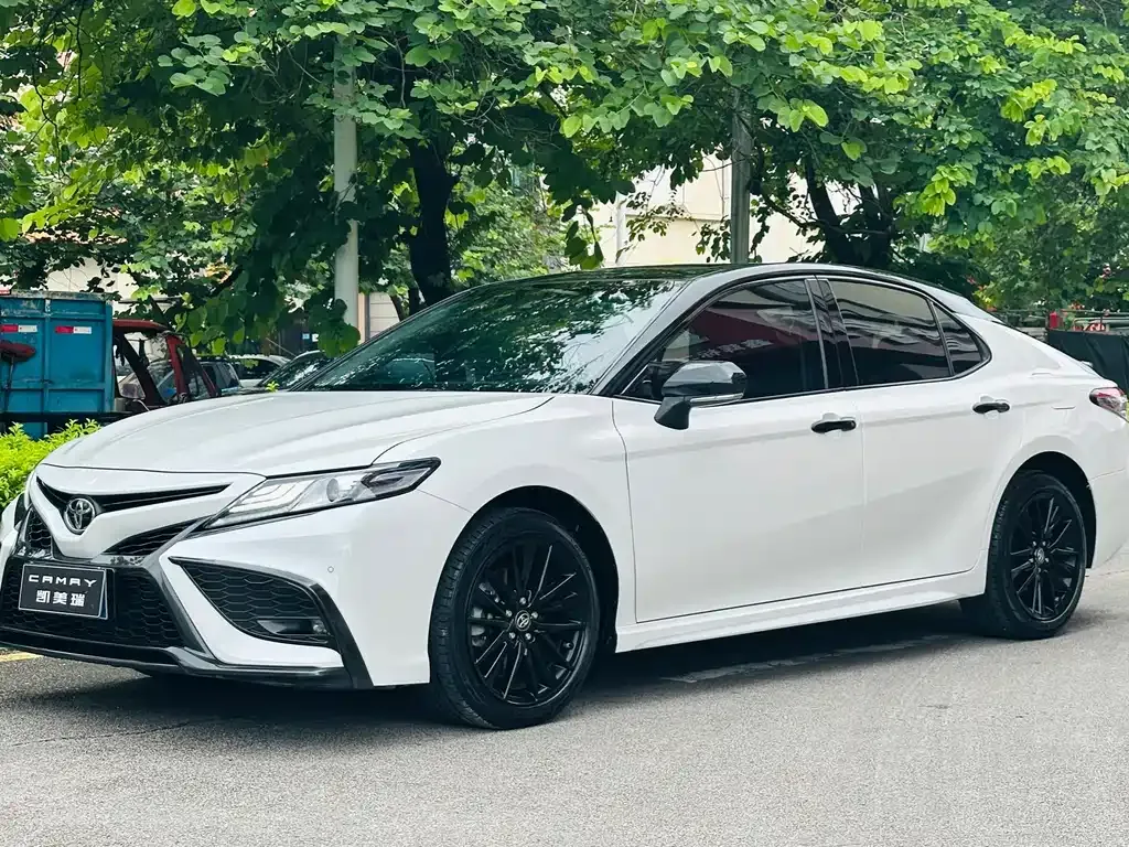 Toyota Camry — фото 1