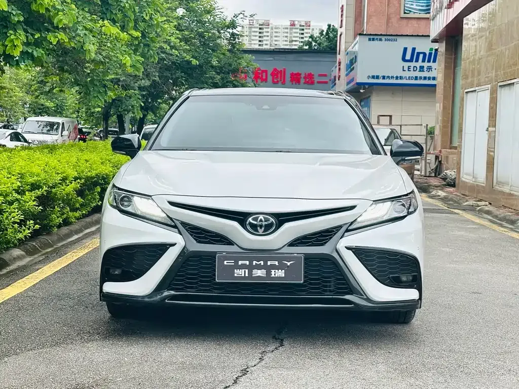 Toyota Camry — фото 8