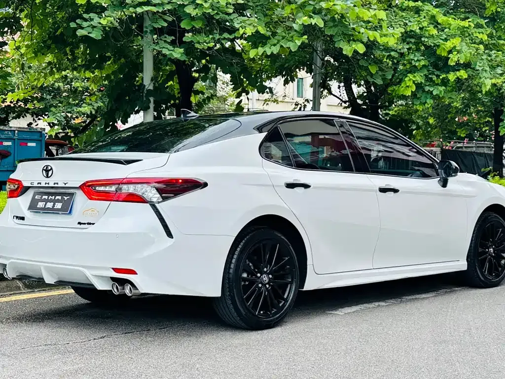 Toyota Camry — фото 3
