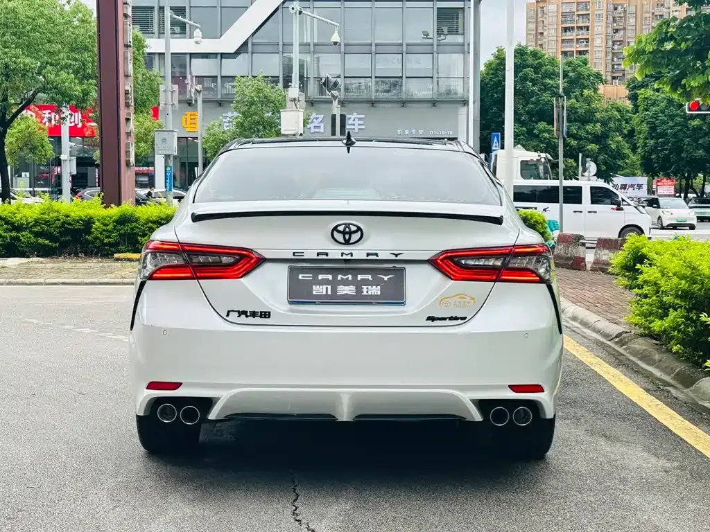 Toyota Camry — фото 5