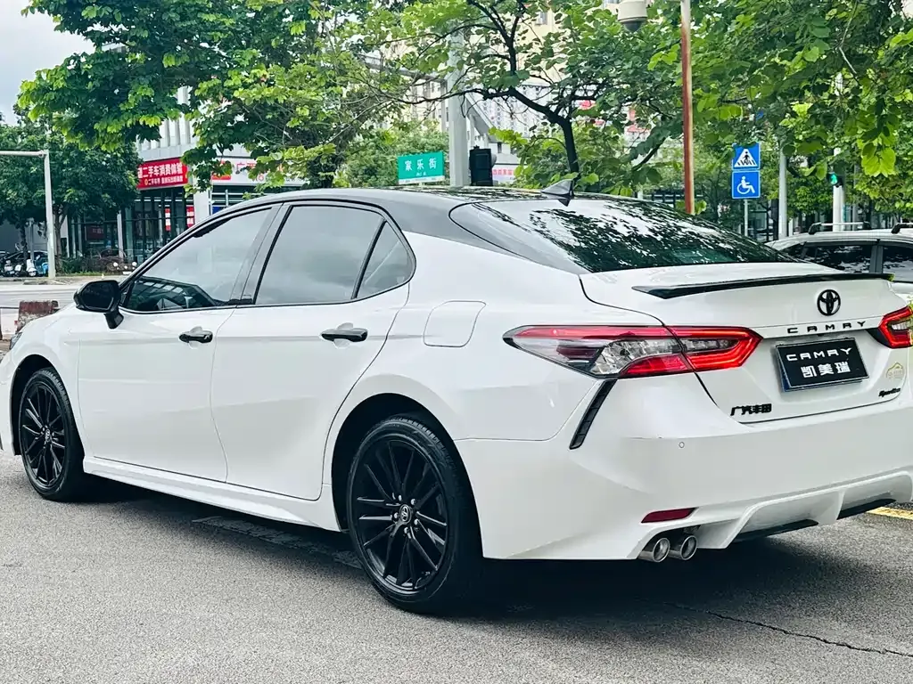Toyota Camry — фото 9