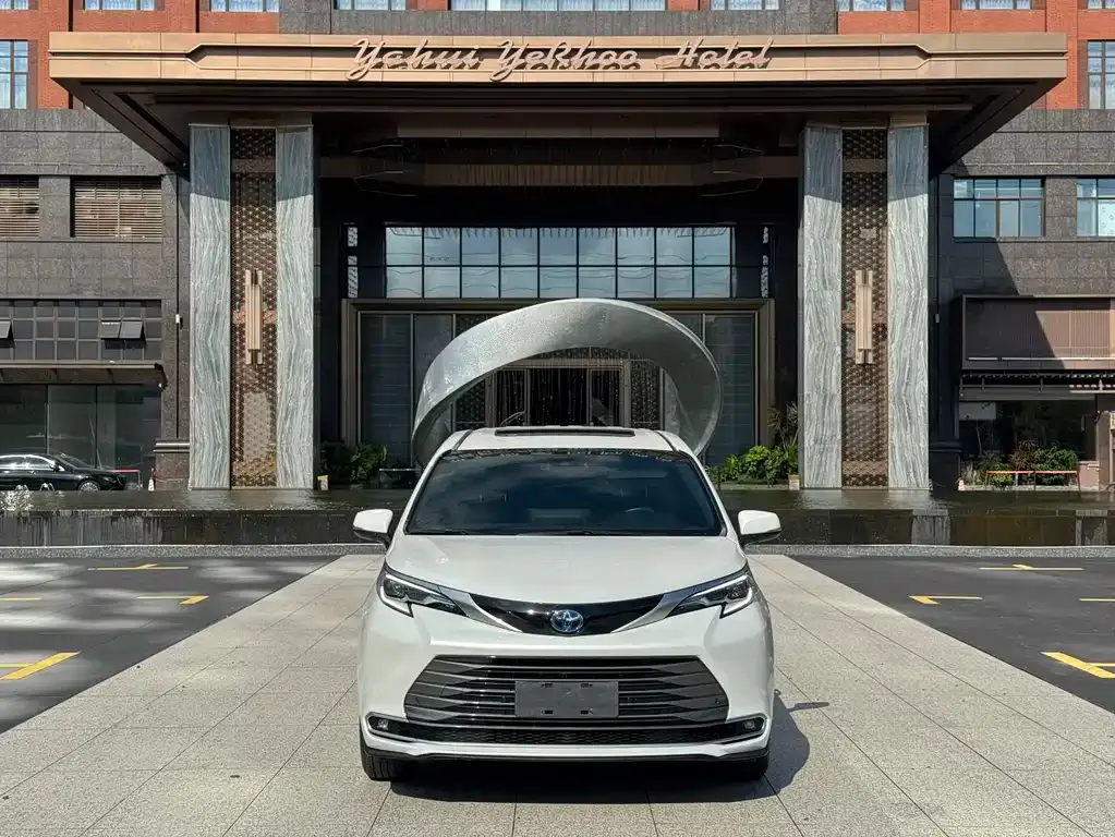 Toyota Sienna — фото 8