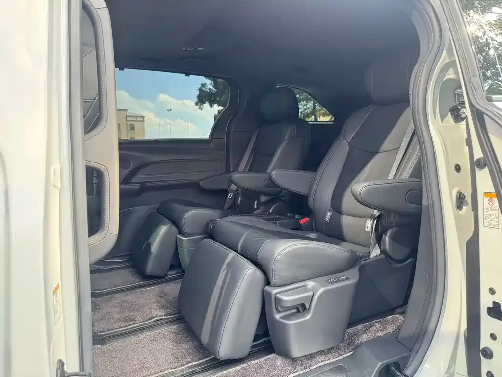 Toyota Sienna — фото 2