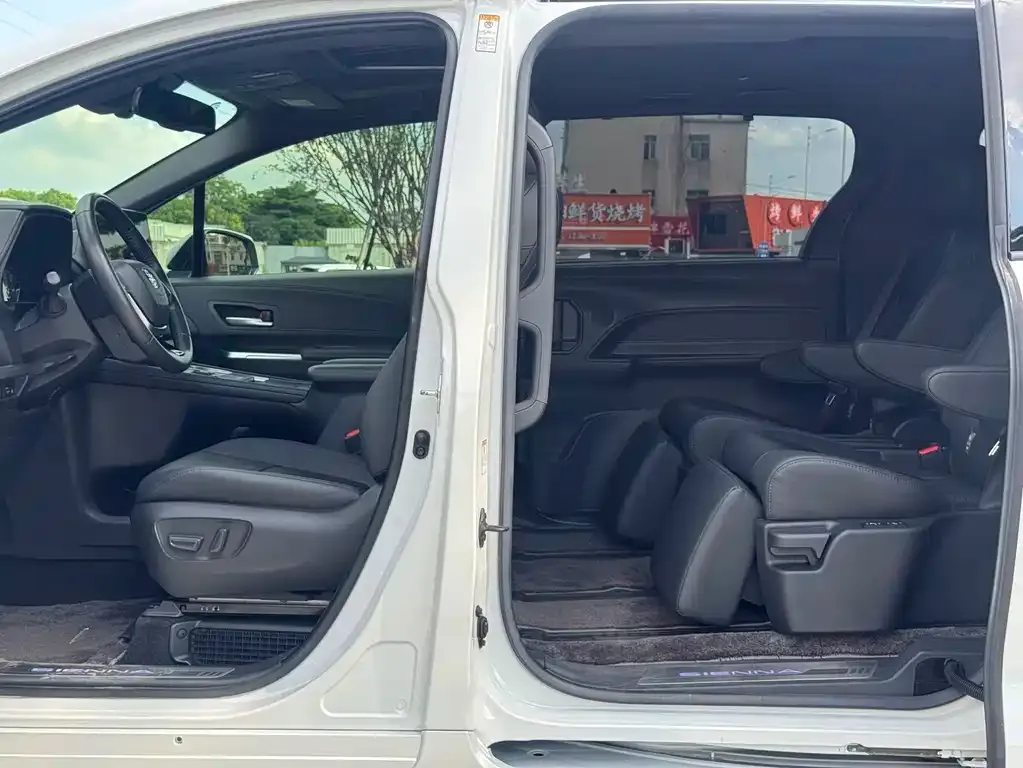 Toyota Sienna — фото 5