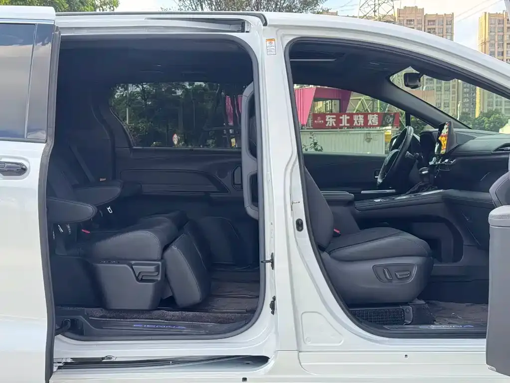 Toyota Sienna — фото 10