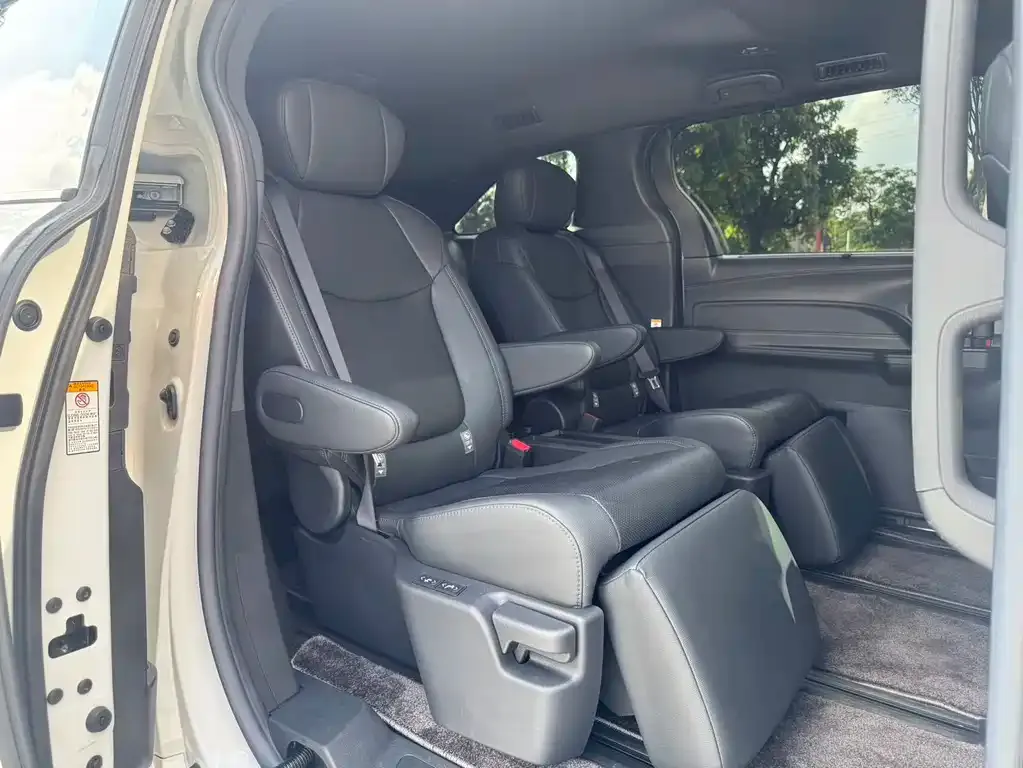 Toyota Sienna — фото 9