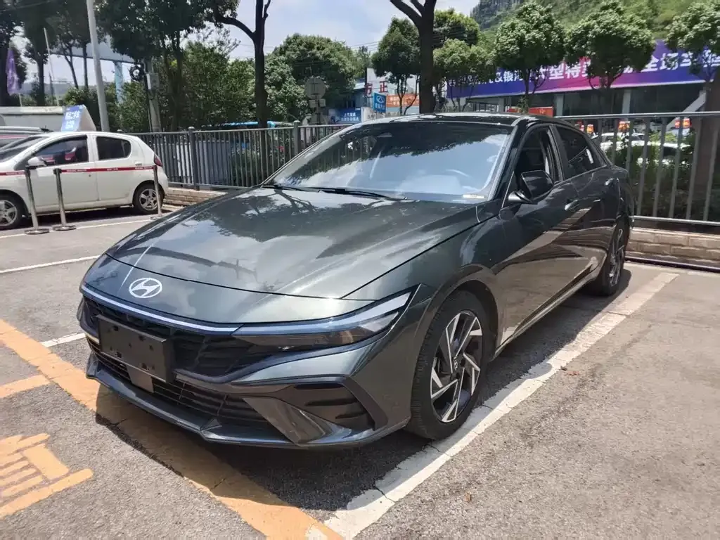 Hyundai Elantra — фото 1