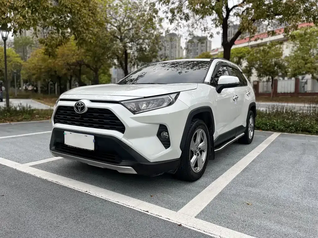 Toyota RAV4 — фото 1
